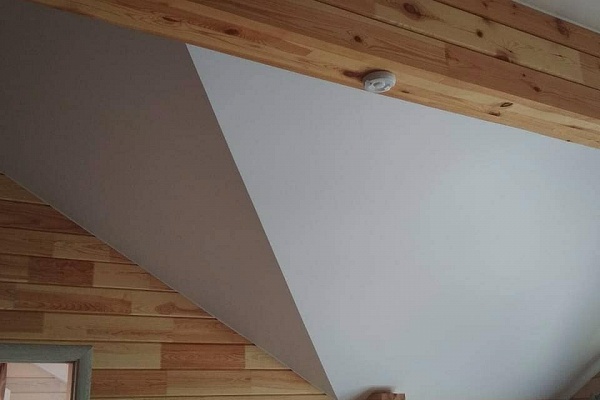Натяжной потолок в деревянном доме